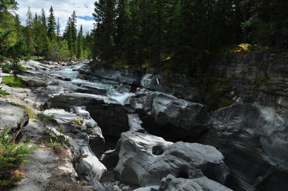 O rio Maligne River, no Jasper National Park, em Alberta, no Canadá
